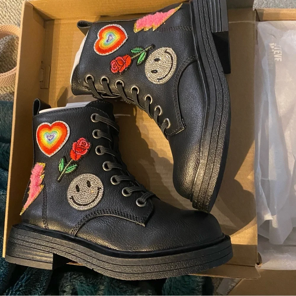 Kids Black Boot with Colorful Patches Steve Madden Sz 9 Unisex New - Picture 5 of 8